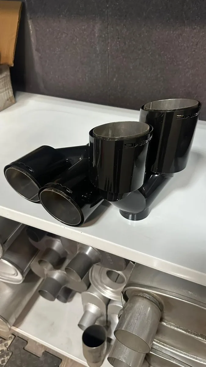 Насадки чёрный глянец, вход 63 выхода по 102 двустенный в стиле AMG