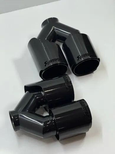 Насадки в стиле Akrapovic вход 63 выхода по 102 (чёрный глянец) цена за пару